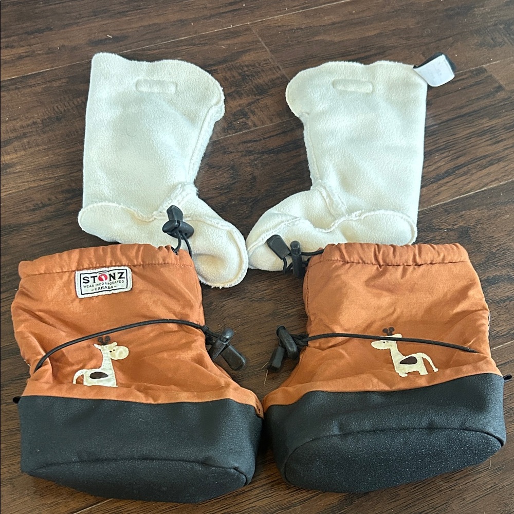 Stonz Kids booties in Orange and Black